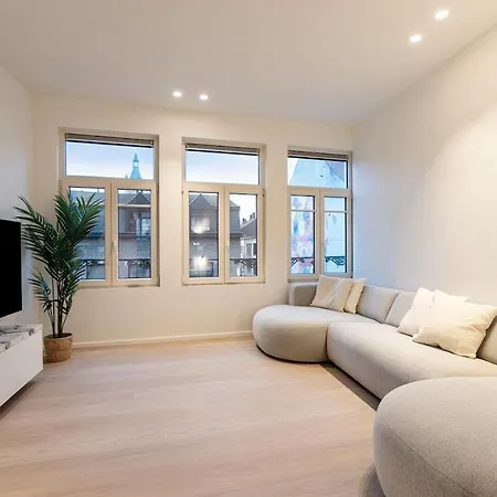 Luxe In Heart Of Apartment
